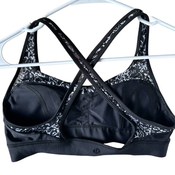 Lululemon Workout to water top/ Ice Breaker White Black / Black, Size 4 - Picture 3 of 4